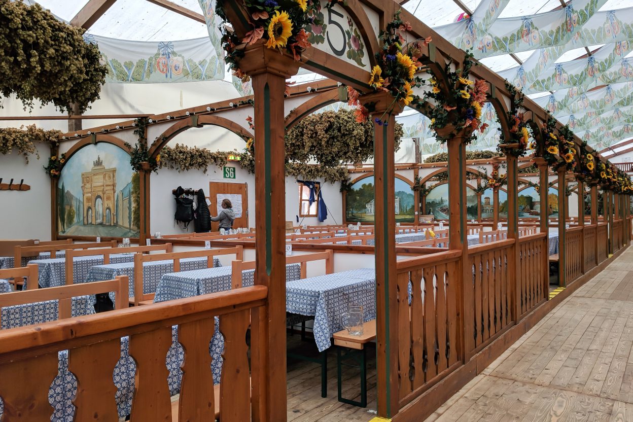 How to decorate for an Oktoberfest party at home / Backyard Beerfest / Backyard Bierfest / At-Home Oktoberfest / Oktoberfest party decorations #oktoberfest #partyideas #munich #germany #bavaria #backyardparty #mywanderlustylife