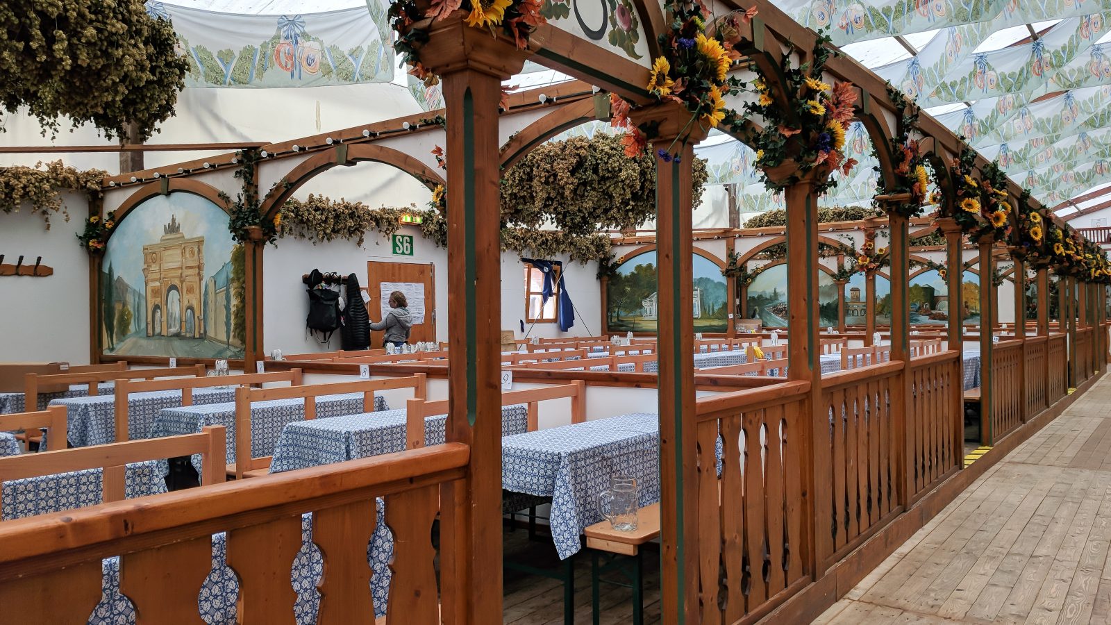 How to decorate for an Oktoberfest party at home / Backyard Beerfest / Backyard Bierfest / At-Home Oktoberfest / Oktoberfest party decorations #oktoberfest #partyideas #munich #germany #bavaria #backyardparty #mywanderlustylife