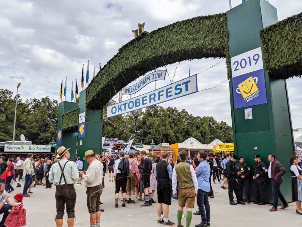 How to decorate for an Oktoberfest party at home: outside entrance