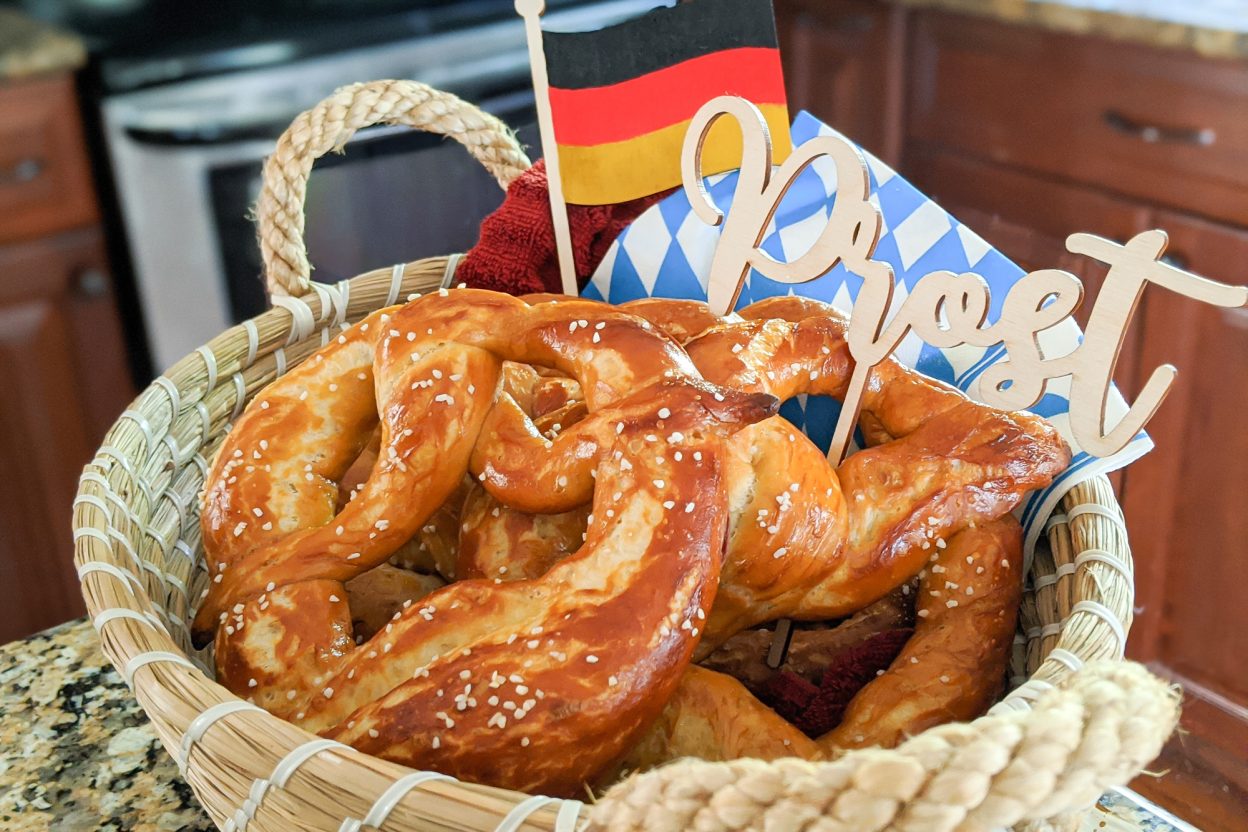 The perfect Oktoberfest party foods for your oktoberfest-themed party at home | #oktoberfest #oktoberfestfood #germanfood #germanrecipes #pretzels