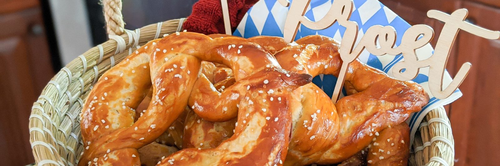 The perfect Oktoberfest party foods for your oktoberfest-themed party at home | #oktoberfest #oktoberfestfood #germanfood #germanrecipes #pretzels