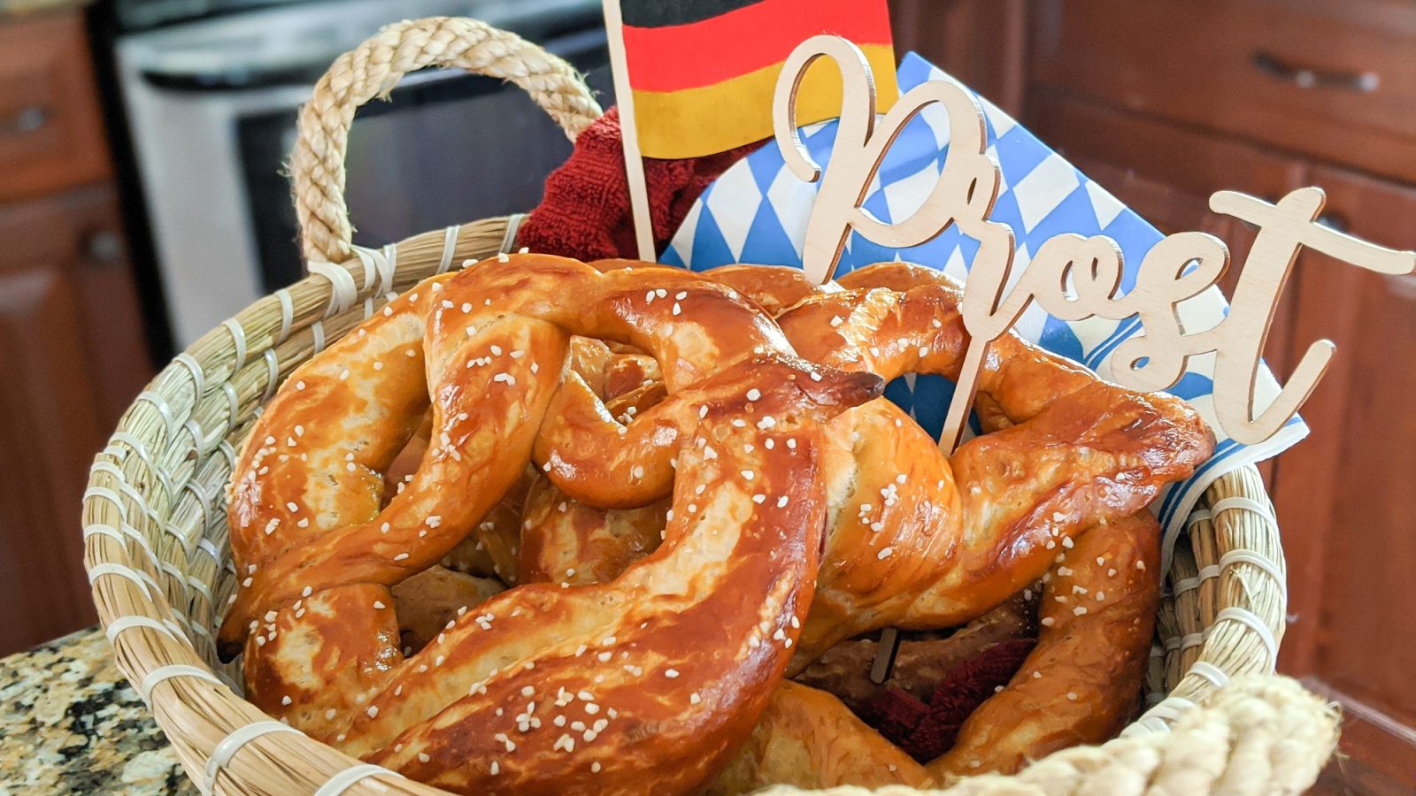 The perfect Oktoberfest party foods for your oktoberfest-themed party at home | #oktoberfest #oktoberfestfood #germanfood #germanrecipes #pretzels