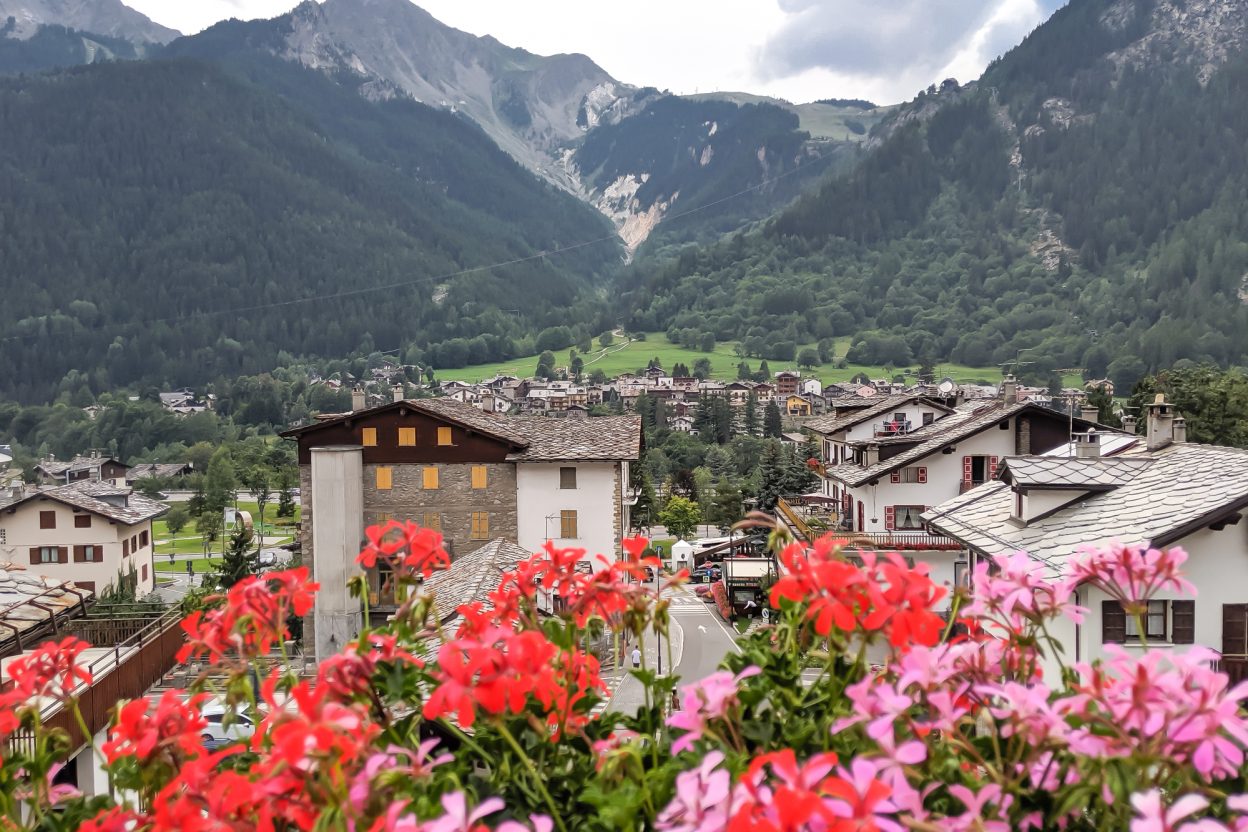 Day trip to courmayeur from Chamonix: a quick guide. How to visit Courmayeur, Italy from Chamonix, France and the Mont Blanc valley. Best day hike from Courmayeur / where to eat in courmayeur / where to stay in courmayeur / how to get to courmayeur from chamonix / what to do in courmayeur #courmayeur #chamonix #montblanc #tourdumontblanc #daytrip #valveny