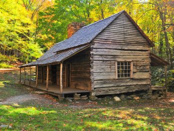 What to do in Gatlinburg and Pigeon Forge, Tennessee | Where to stay in the Smoky Mountains | Hiking, sightseeing, ole smoky moonshine distillery, appalachian trail, dollywood, and more! #gatlinburg #pigeonforge #dollywood #smokymountains #moonshine #dollyparton #mywanderlustylife