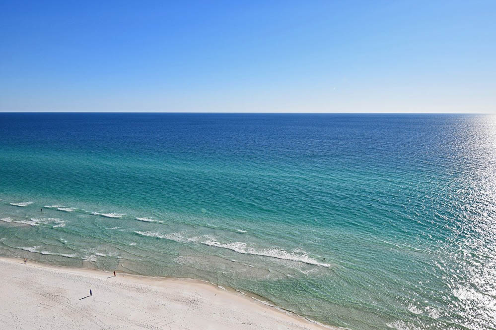 clear, turquoise water of panama city beach florida