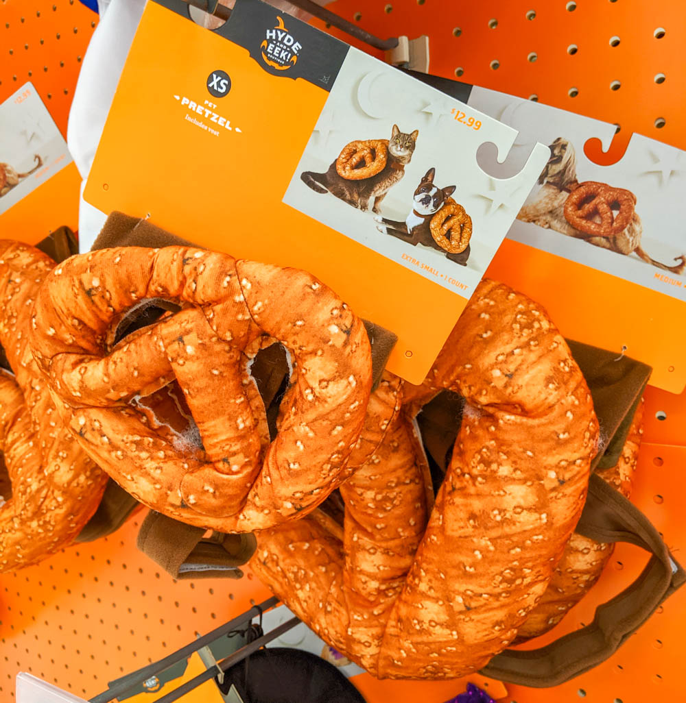 oktoberfest gift ideas, perfect gifts for oktoberfest lovers: pretzel costume for cats and dogs