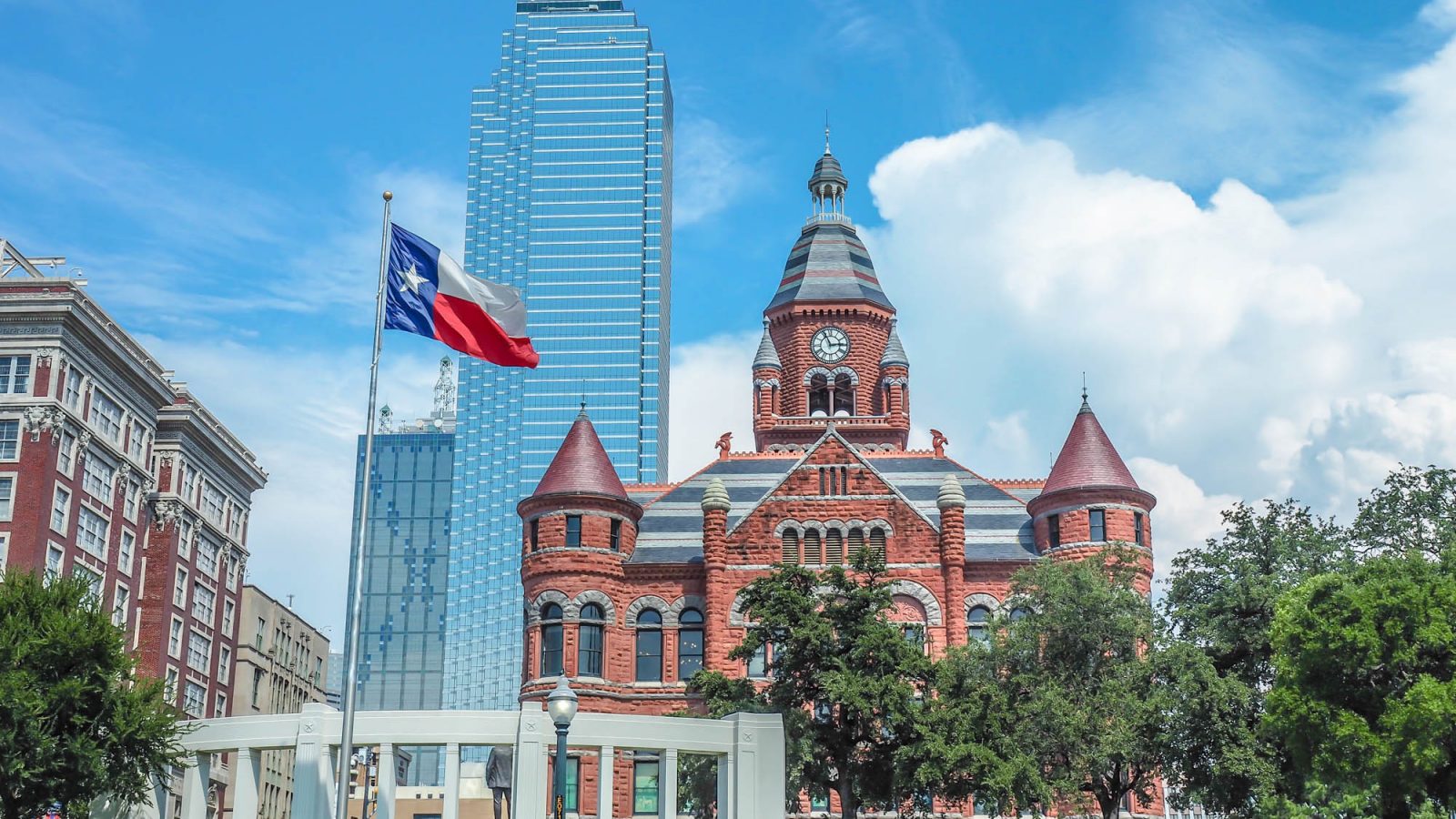 7 Worthwhile Ways to Spend a Weekend in Dallas, Texas | Things to do in Dallas, 2 days in Dallas | Reunion Tower, 6th Floor Museum, Dealey Plaza, and more