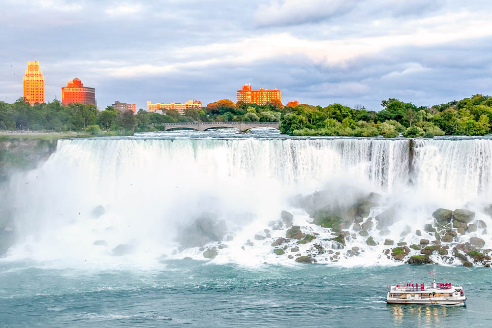 7 of the best niagara falls tours from new york: Maid of the Mist tour close to the falls