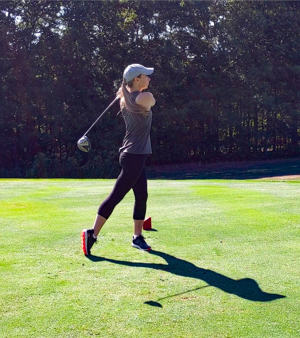 menina em um campo de golfe, depois de um balanço - coisas para fazer em orlando além dos parques temáticos,