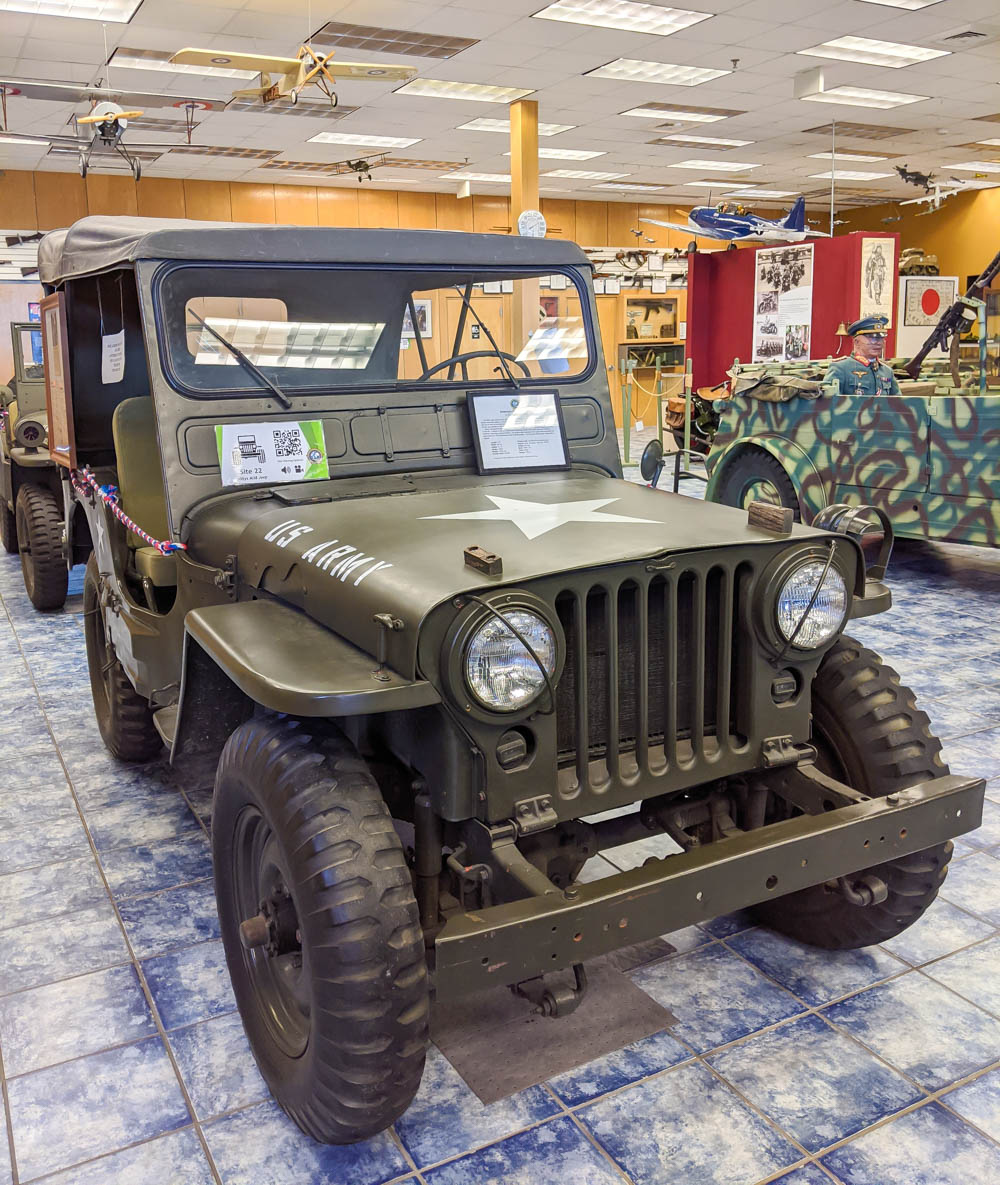  jeep de la segunda guerra mundial dentro de un museo - cosas que hacer en Orlando además de parques temáticos