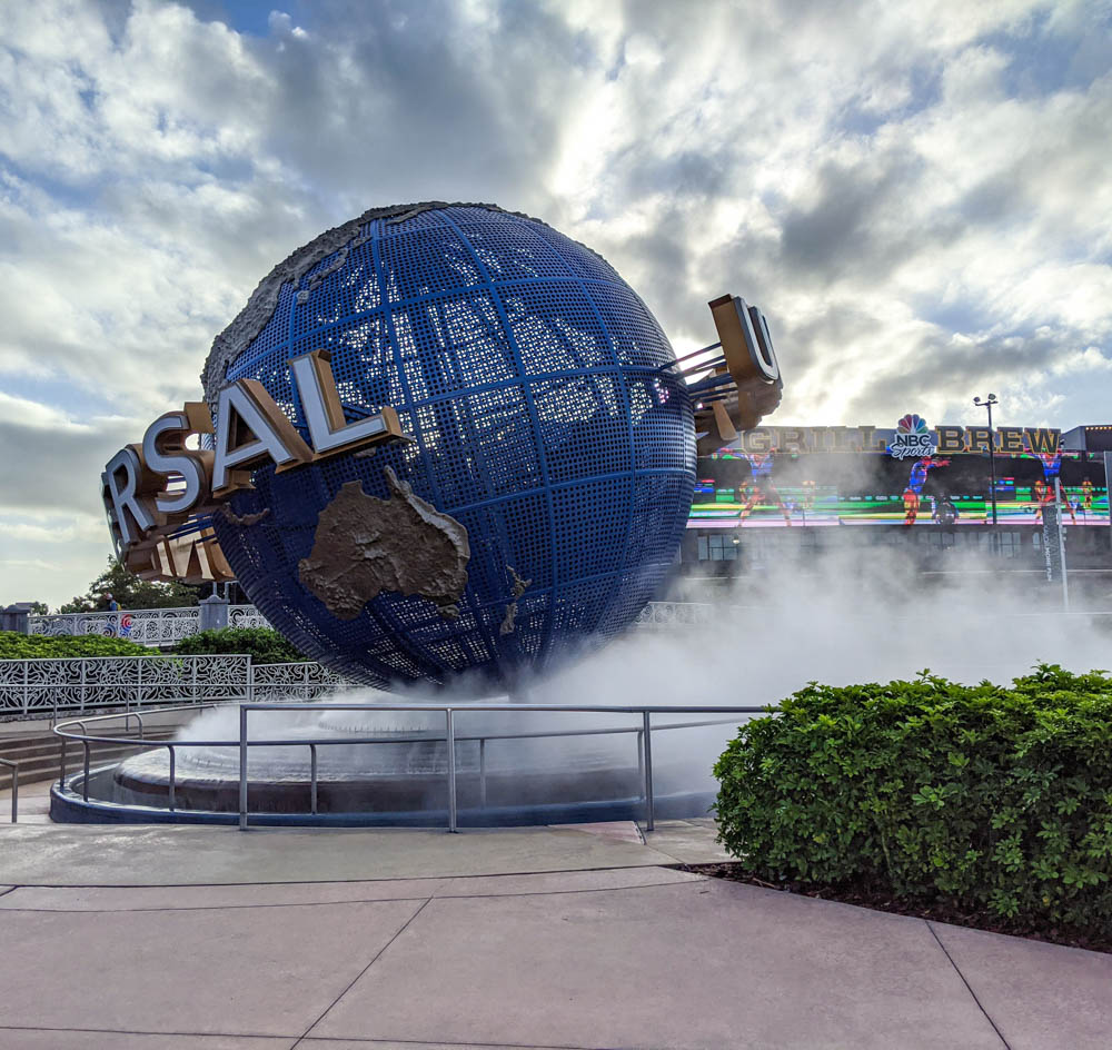 gigante Universal Studios globo circondato da nebbia - cose da fare a orlando, oltre a parchi a tema