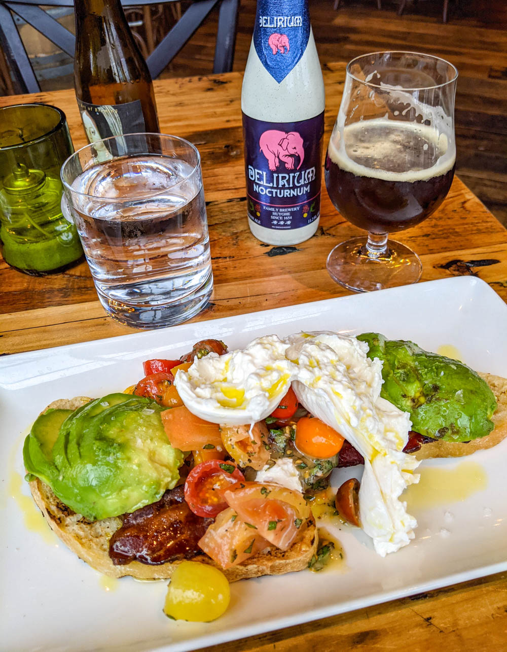 fancy brunch plate and dark beer-things to do in orlando naast themaparken