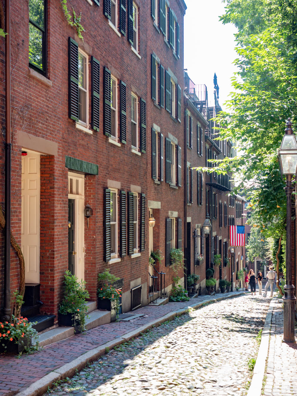 Boston bucket list and the best things to do in Boston: historic Acorn Street